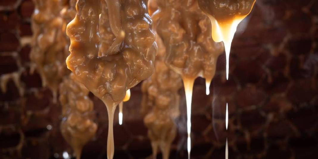 Kazanlar fokur fokur kaynıyor, önce pişip sonra ipe diziliyor! Yok satan lezzet: Dışı sertleşse de içi yumuşacık kalıyor 5